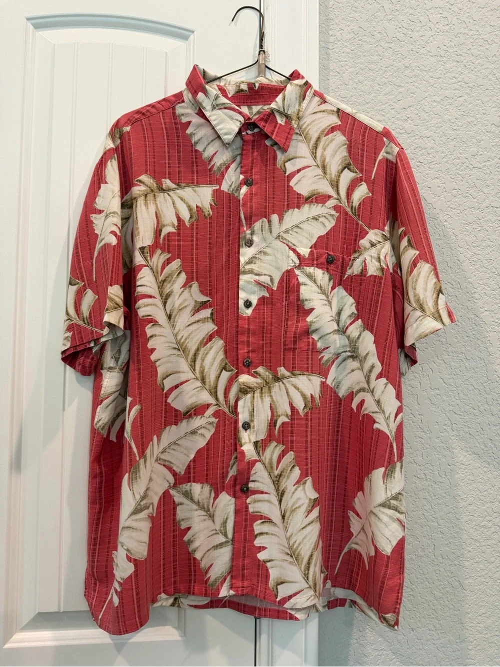 Batick Bay Men's Red Tropical Leaf Short-Sleeve Button-Down Shirt